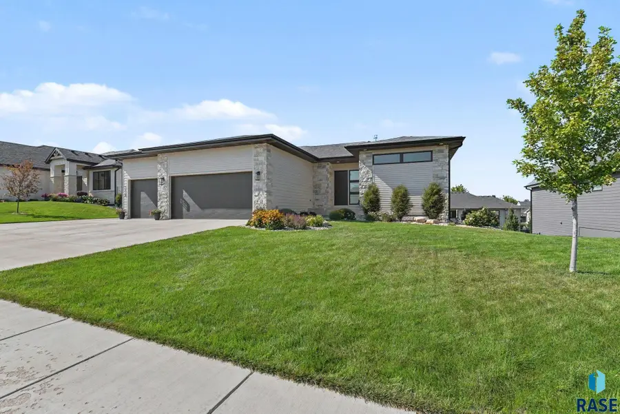 7320 E Twin Pines Ct, Sioux Falls, SD 57110 - #2