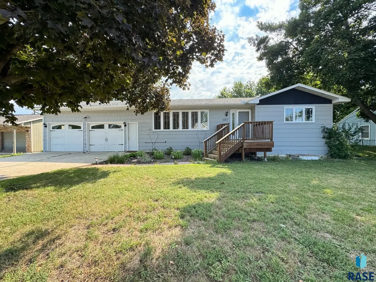 1207 SW 4th Ave, Pipestone, MN 56164 - #1
