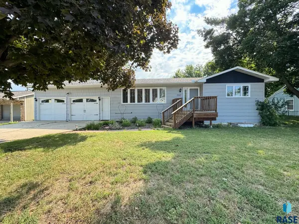 1207 SW 4th Ave, Pipestone, MN 56164