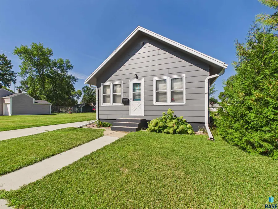 317 N Olive Ave, Madison, SD 57042 - #2