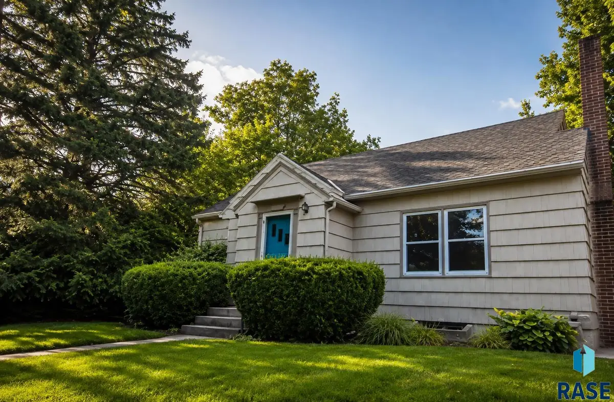 1211 W 13th St, Sioux Falls, SD 57104 - #1