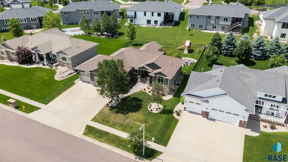 2612 W 90th St, Sioux Falls, SD 57108 - #1