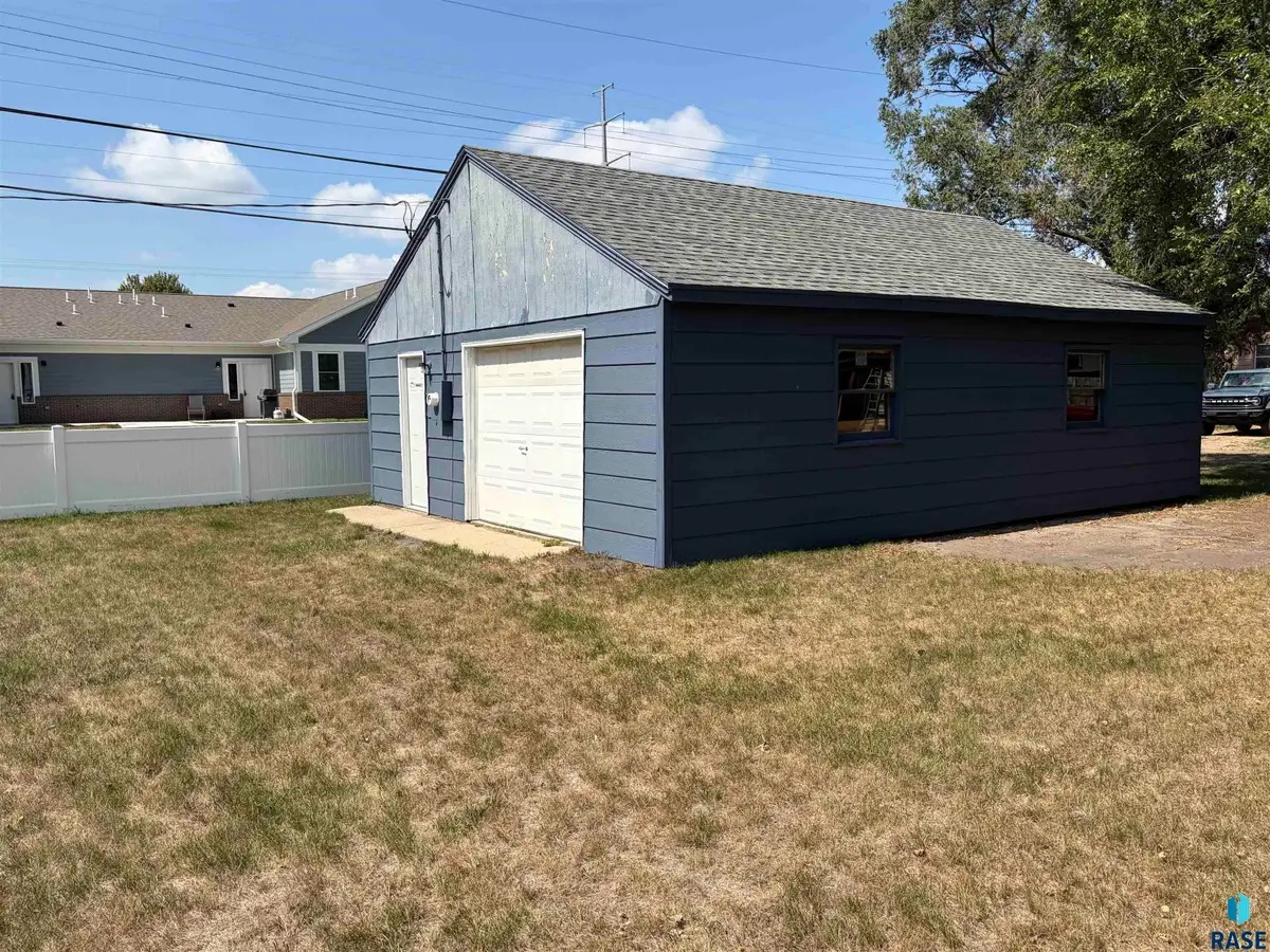 609 E Hermosa Dr, Sioux Falls, SD 57104 - #1