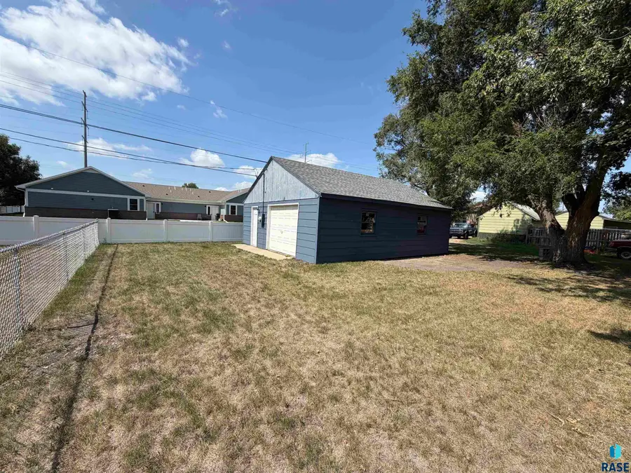 609 E Hermosa Dr, Sioux Falls, SD 57104 - #3