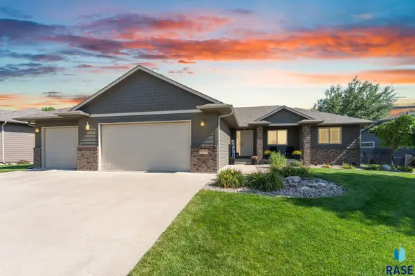 8220 S Grass Creek Dr, Sioux Falls, SD 57108