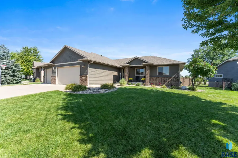 8220 S Grass Creek Dr, Sioux Falls, SD 57108 - #2