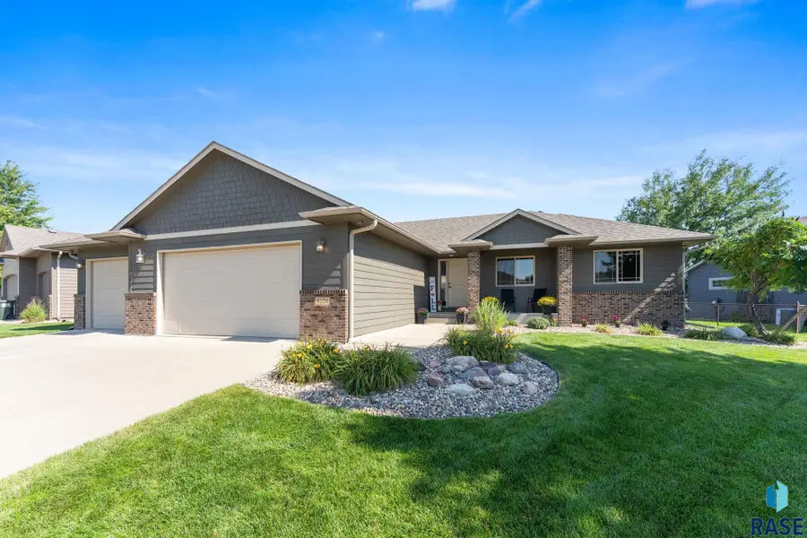8220 S Grass Creek Dr, Sioux Falls, SD 57108 - #3