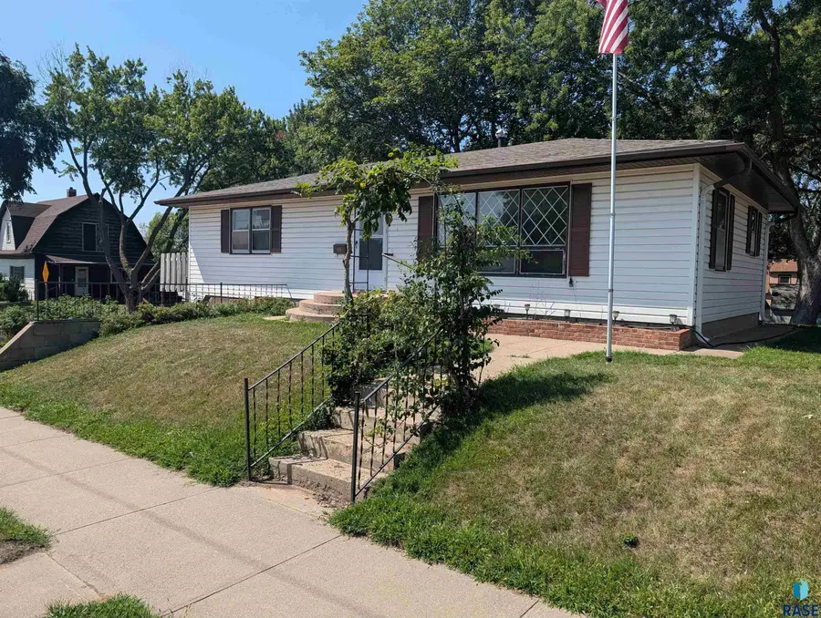 517 S Blaine Ave, Sioux Falls, SD 57103 - #3
