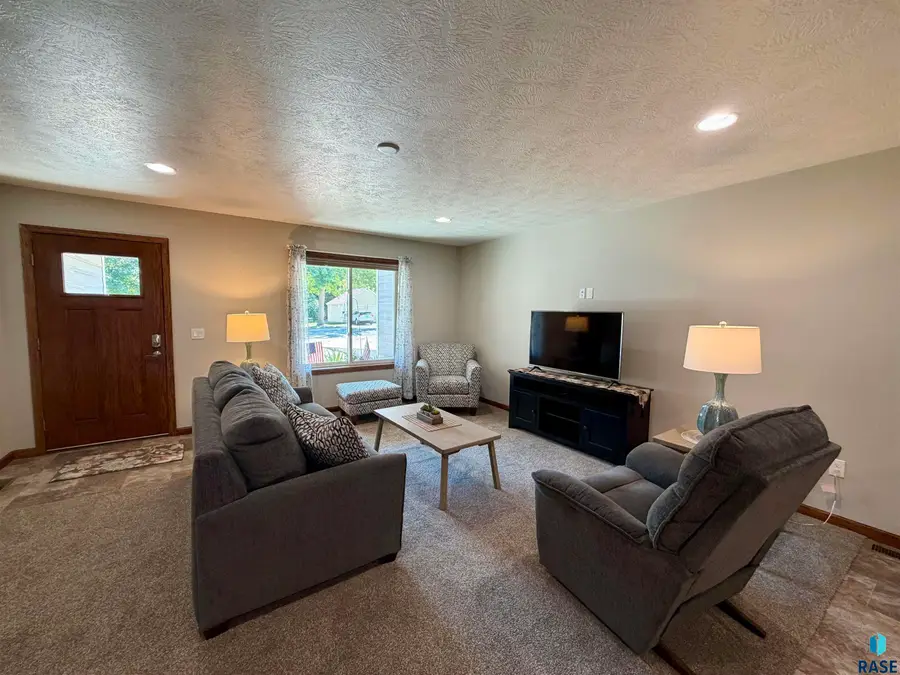 104 W Barck Ave, Luverne, MN 56156 - #3