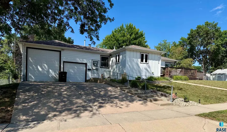 3120 E 19th St, Sioux Falls, SD 57103 - #2
