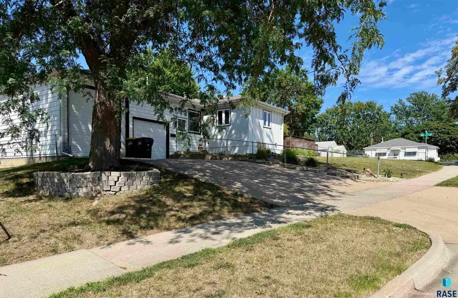 3120 E 19th St, Sioux Falls, SD 57103 - #3