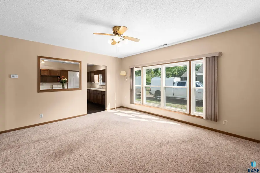 106 S Williams Ave, Sioux Falls, SD 57104 - #2
