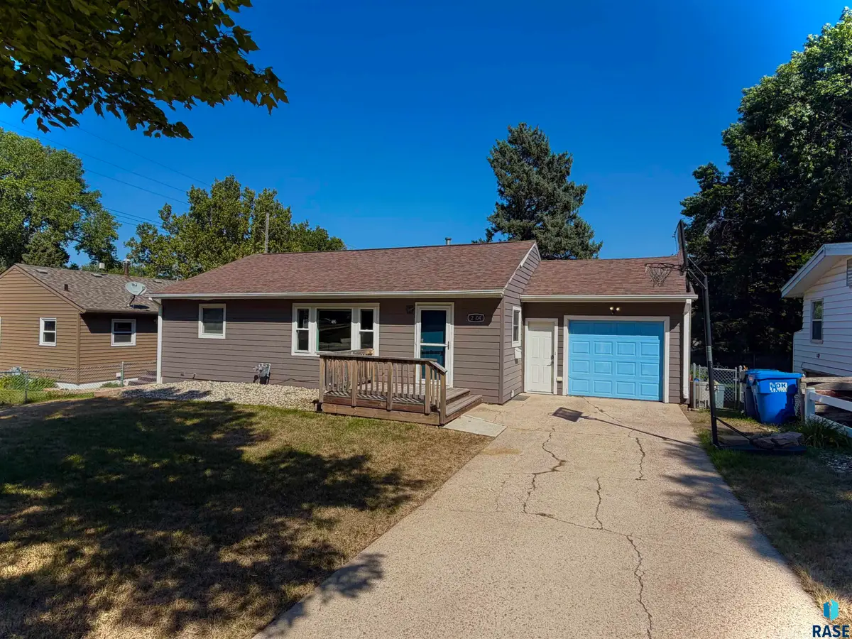 2604 S Hawthorne Ave, Sioux Falls, SD 57105 - #1