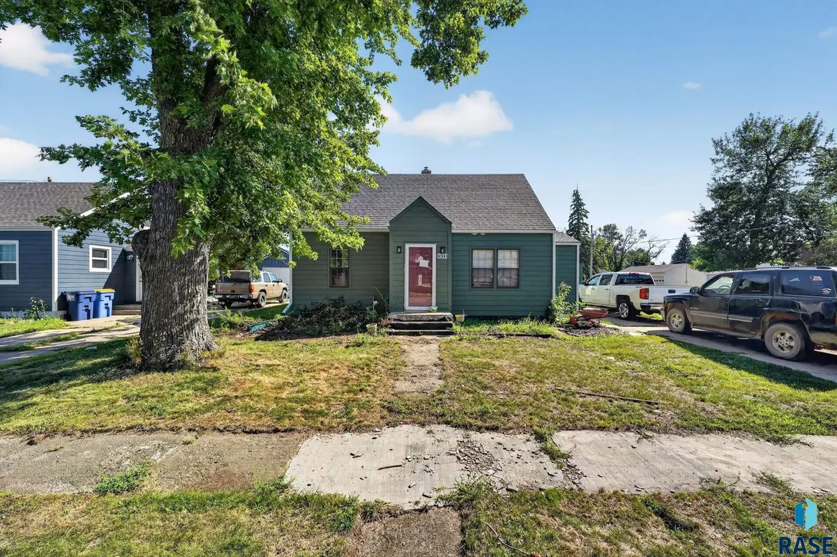 301 E 4th Ave, Lennox, SD 57039 - #1