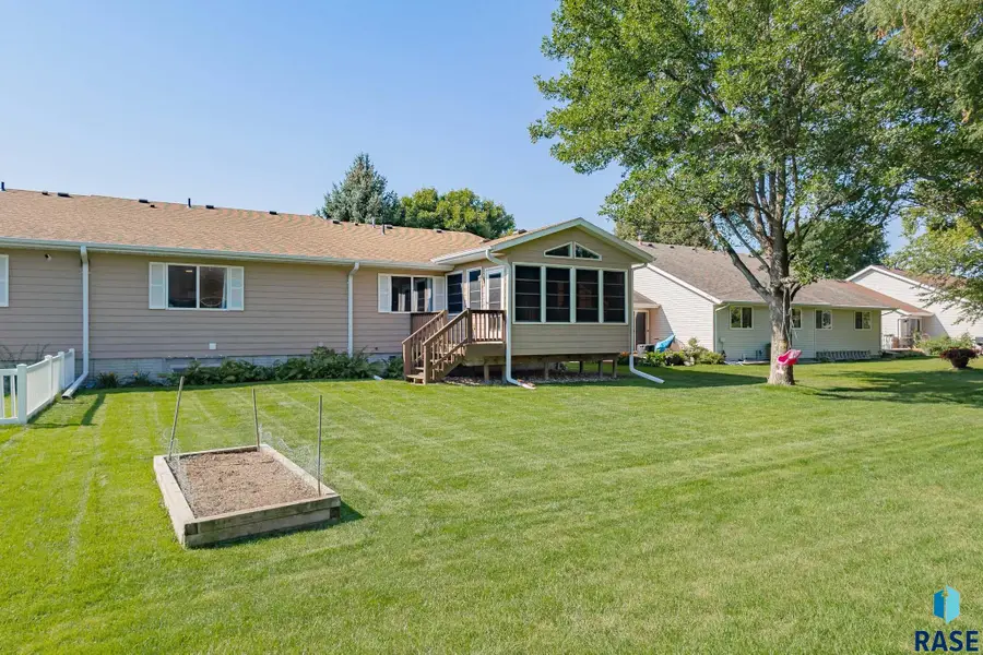 1108 E Jane Ln, Sioux Falls, SD 57108 - #2