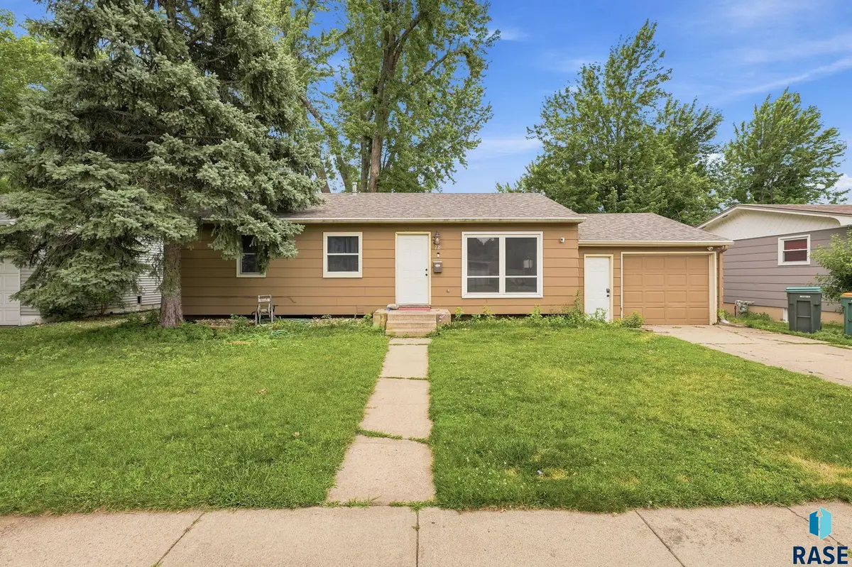 221 E Pam Rd, Sioux Falls, SD 57105 - #1