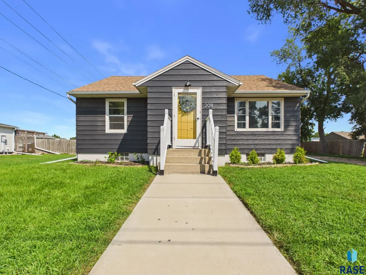 208 W 1st Ave, Lennox, SD 57039 - #1