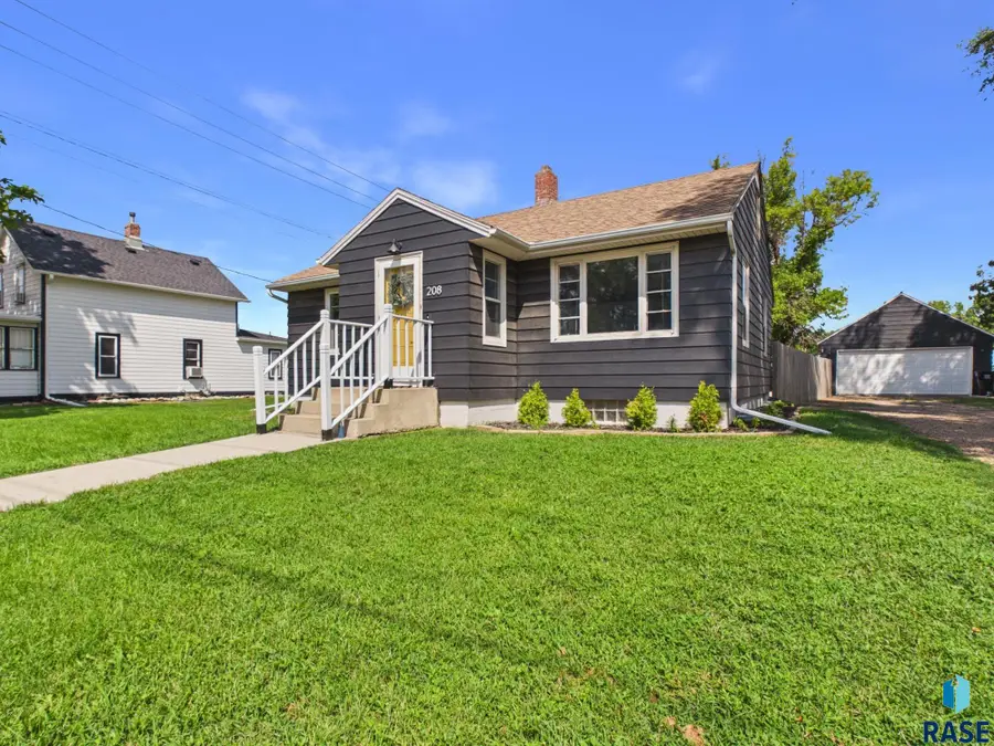 208 W 1st Ave, Lennox, SD 57039 - #2