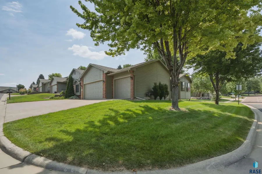 2311 W Brook Haven Pl Pl, Sioux Falls, SD 57108 - #2