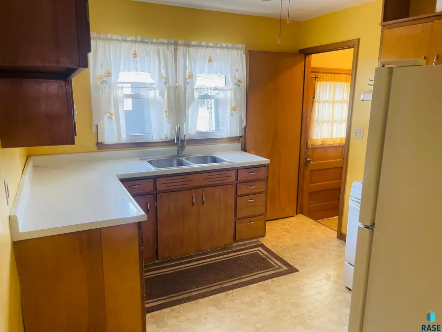 404 S Chicago Ave, Sioux Falls, SD 57103 - #3