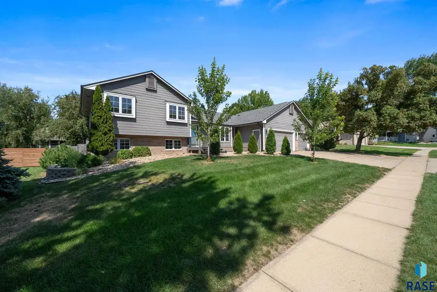 900 E 64th St, Sioux Falls, SD 57108 - #2