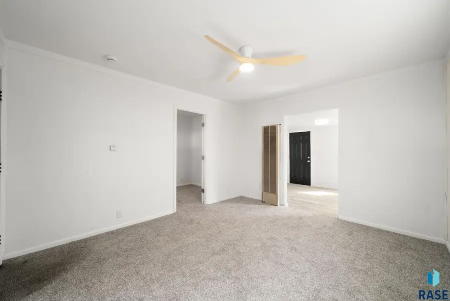 504 S Elmwood Ave, Sioux Falls, SD 57104 - #2