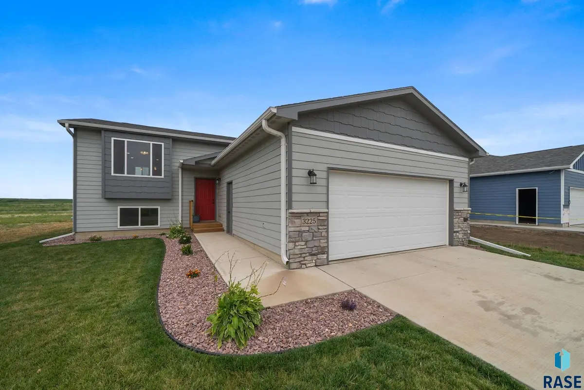 3225 N Yukon Ave, Sioux Falls, SD 57107 - #1