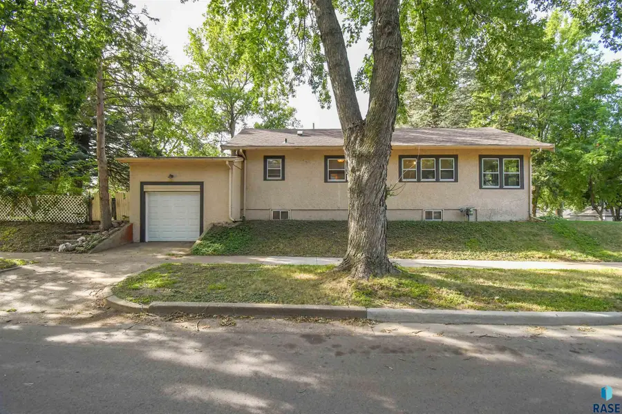 1900 S Norton Ave, Sioux Falls, SD 57105 - #2