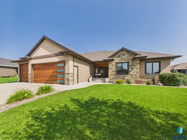 1008 S Torrey Pine Ln, Sioux Falls, SD 57110