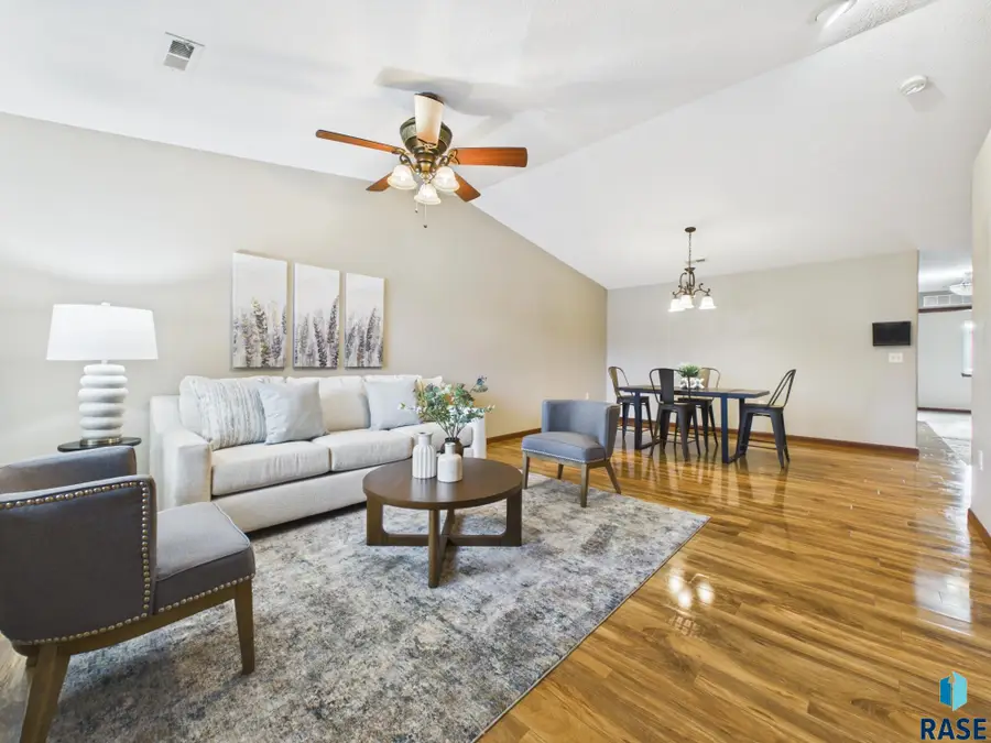 2204 S Mary Beth Ave, Sioux Falls, SD 57106 - #2