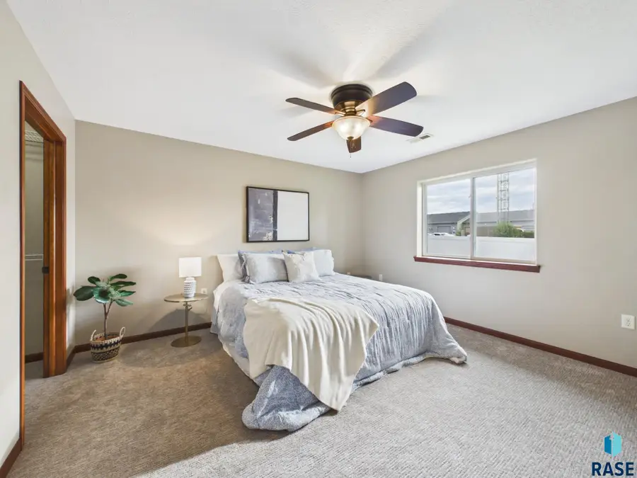 2204 S Mary Beth Ave, Sioux Falls, SD 57106 - #3