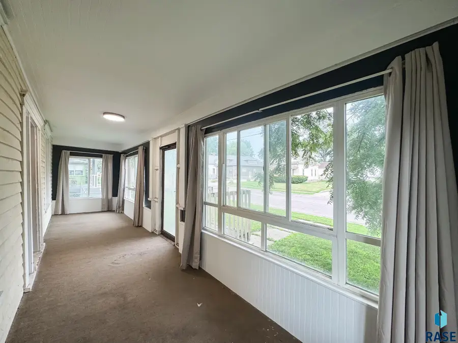 1324 E 6th St, Sioux Falls, SD 57103 - #2