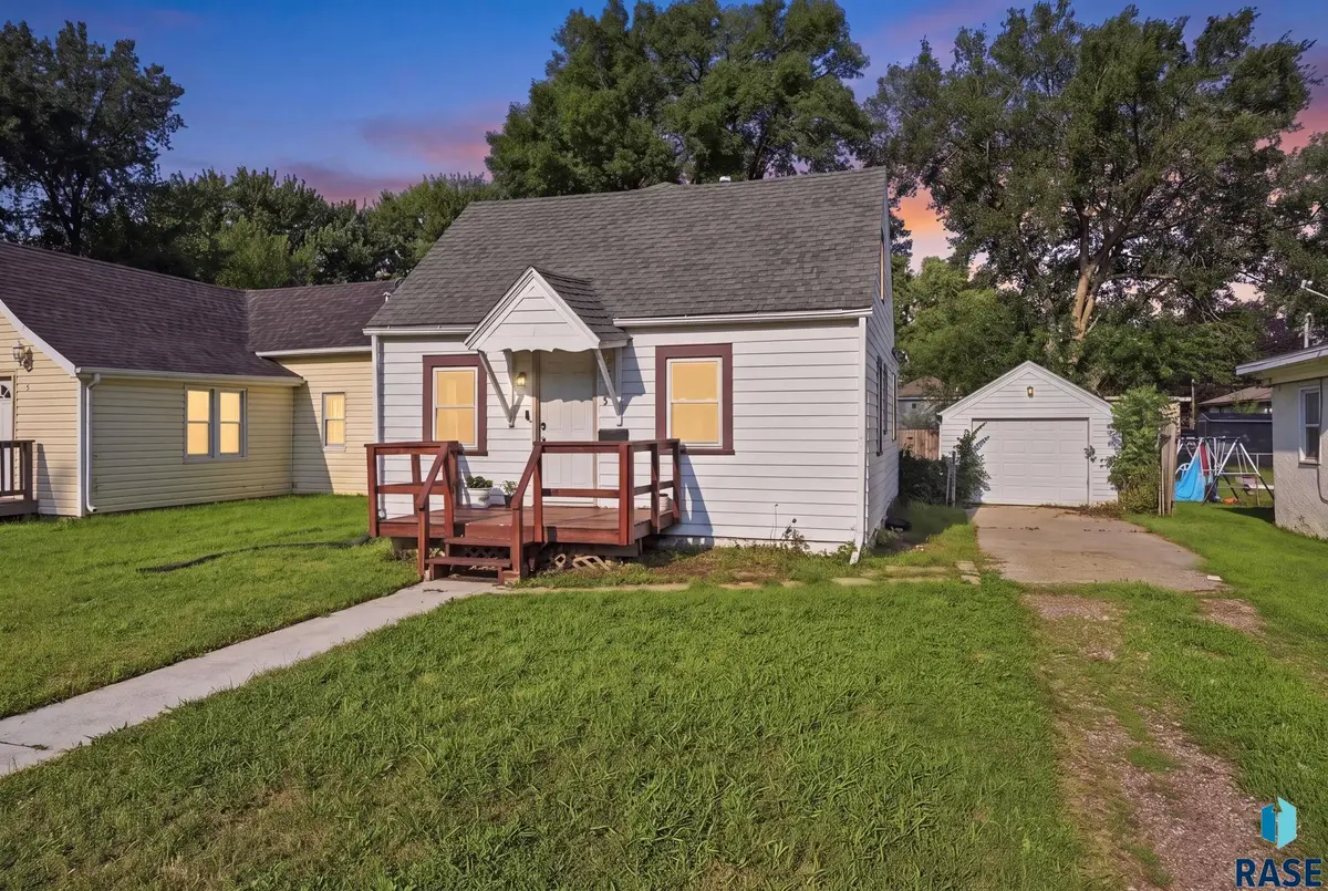 215 S Elmwood Ave, Sioux Falls, SD 57104 - #1