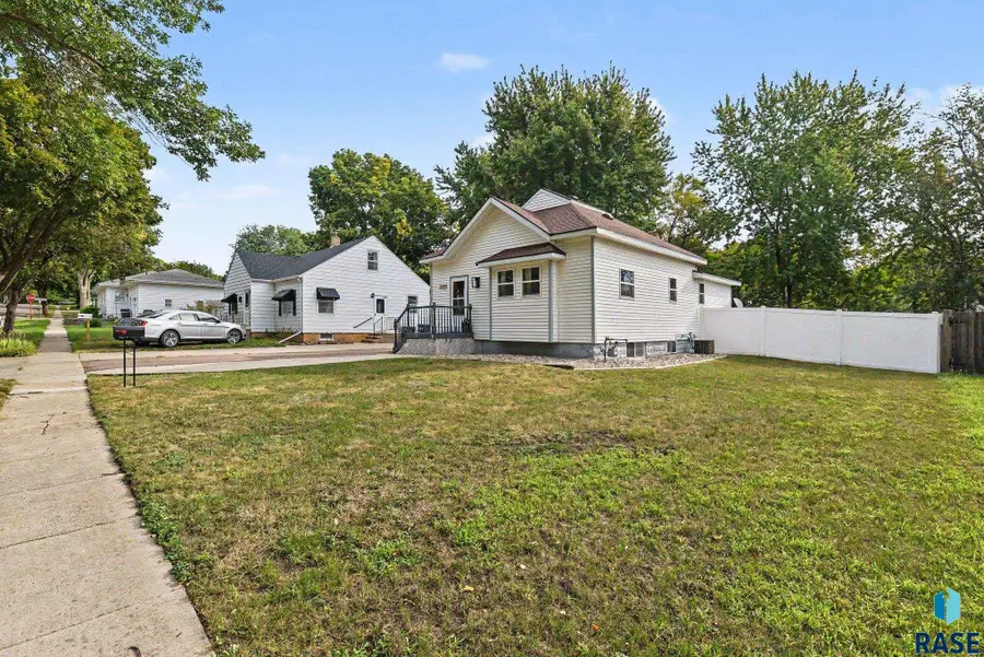 117 S Donaldson St, Luverne, MN 56156 - #3