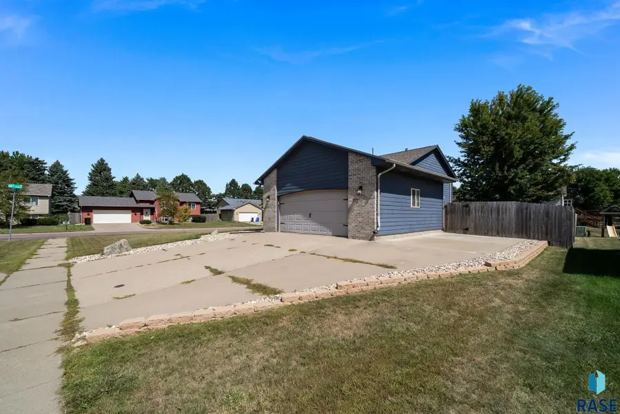 5900 S Hallow Ave, Sioux Falls, SD 57106 - #2