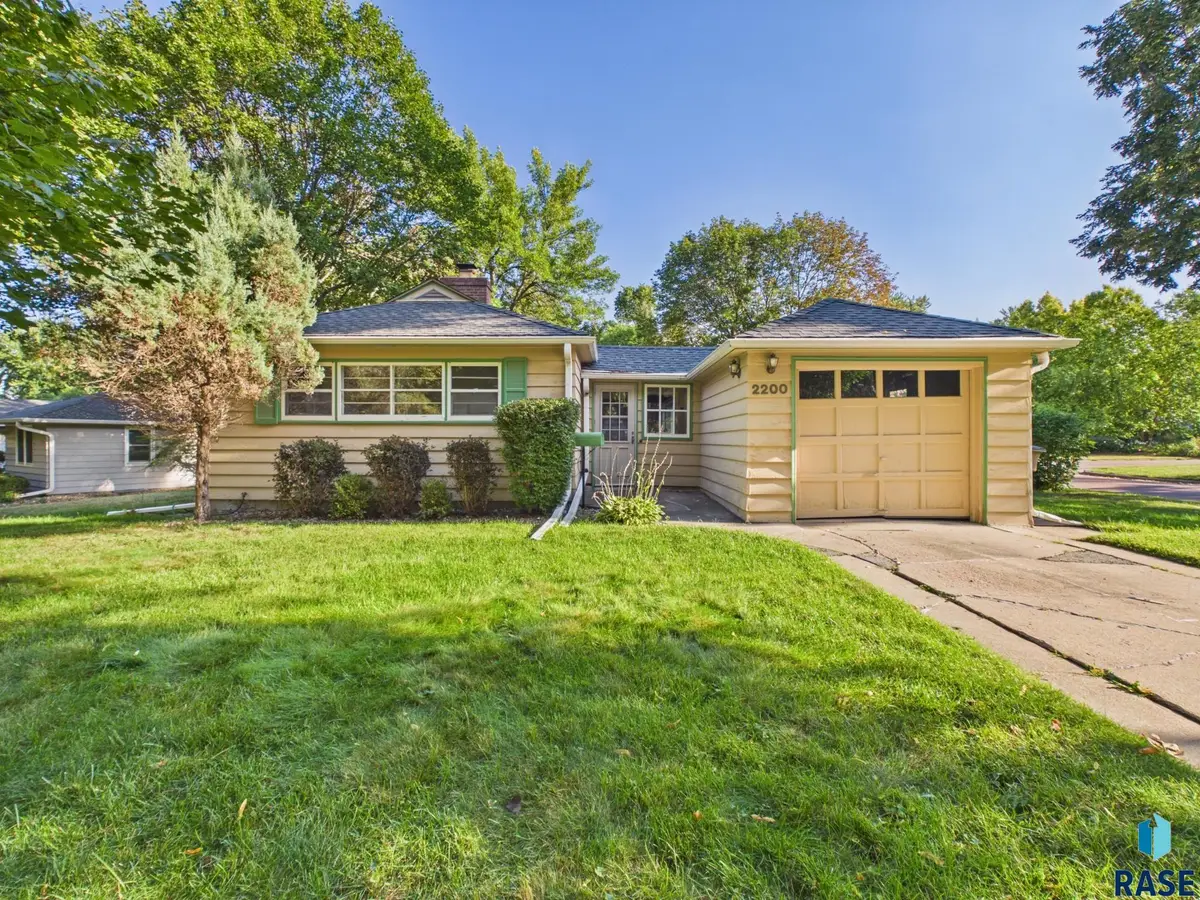 2200 W 20th St, Sioux Falls, SD 57105 - #1