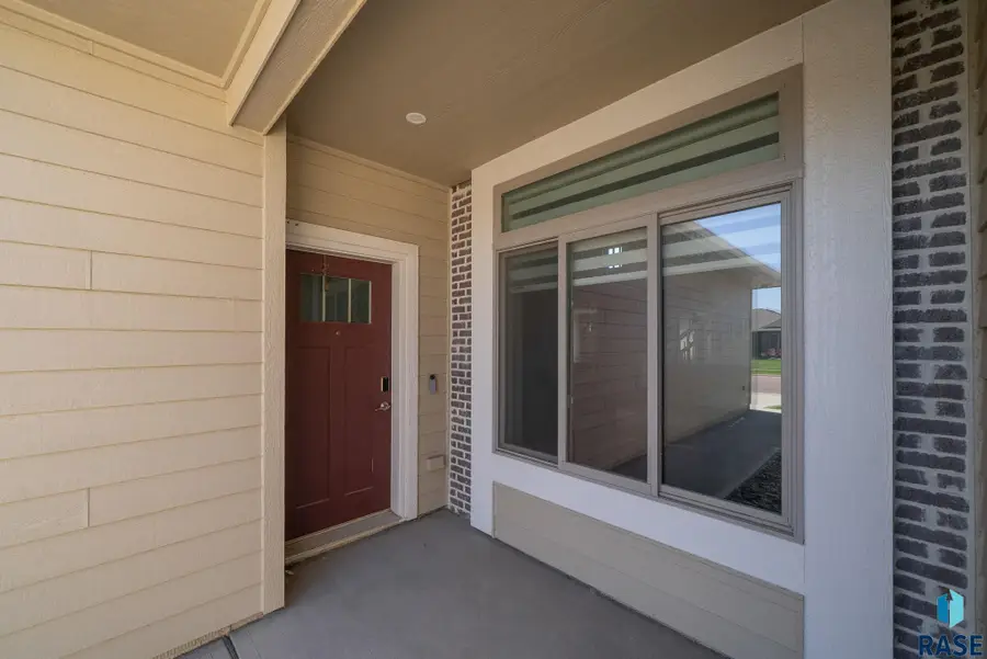 2405 S Kinderhook Ave, Sioux Falls, SD 57106 - #2
