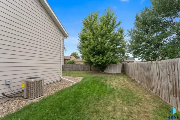 5609 S Cain Ave S, Sioux Falls, SD 57106