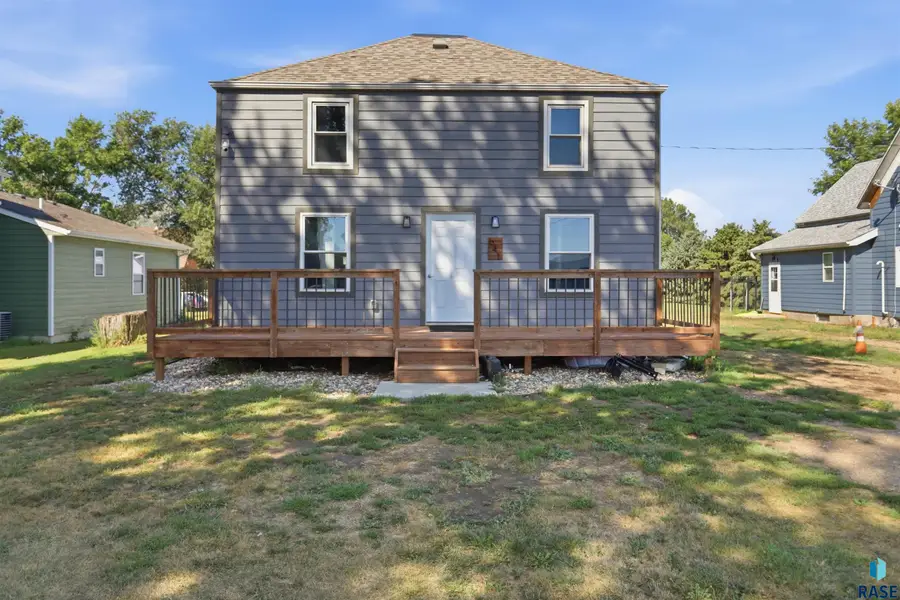 641 N Railway Ave, Canistota, SD 57012 - #2