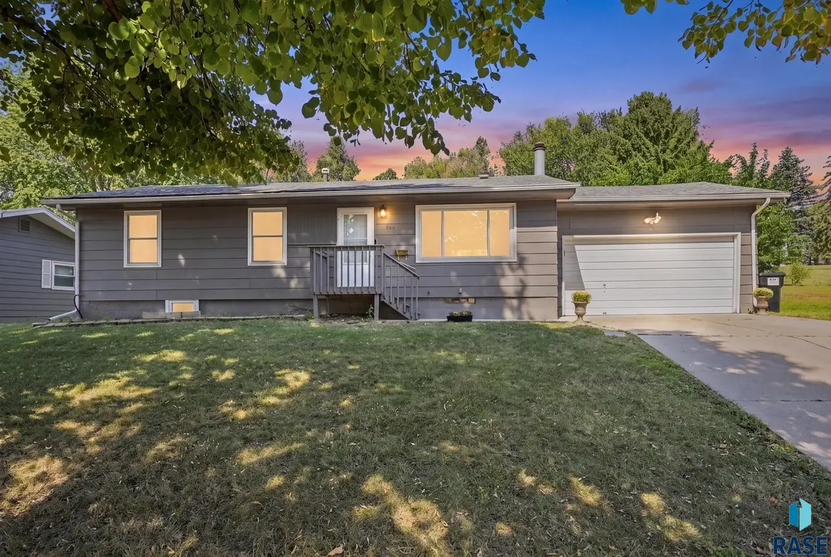817 S Foster Ave, Sioux Falls, SD 57103 - #1