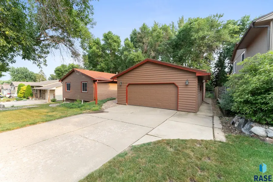 3305 E 33rd St, Sioux Falls, SD 57103 - #2