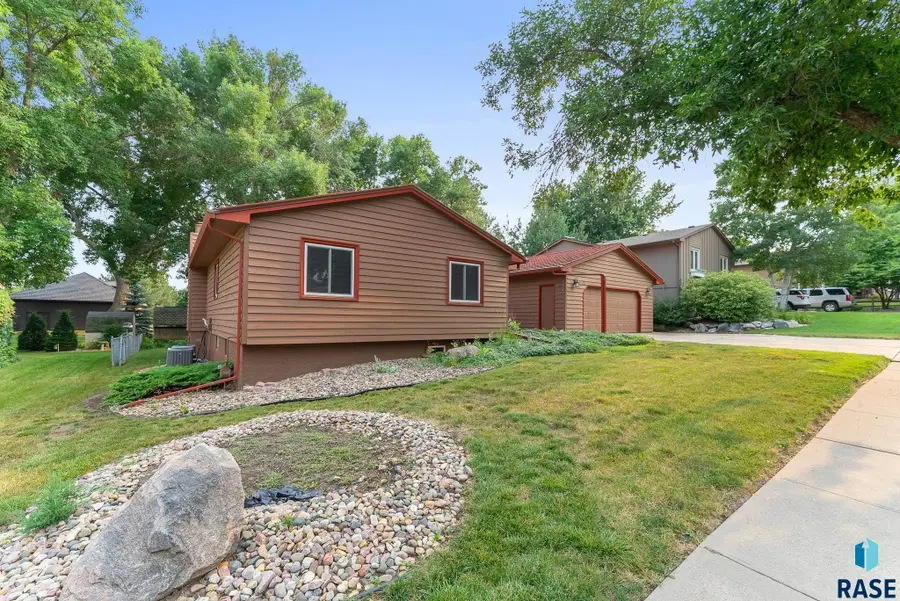 3305 E 33rd St, Sioux Falls, SD 57103 - #3