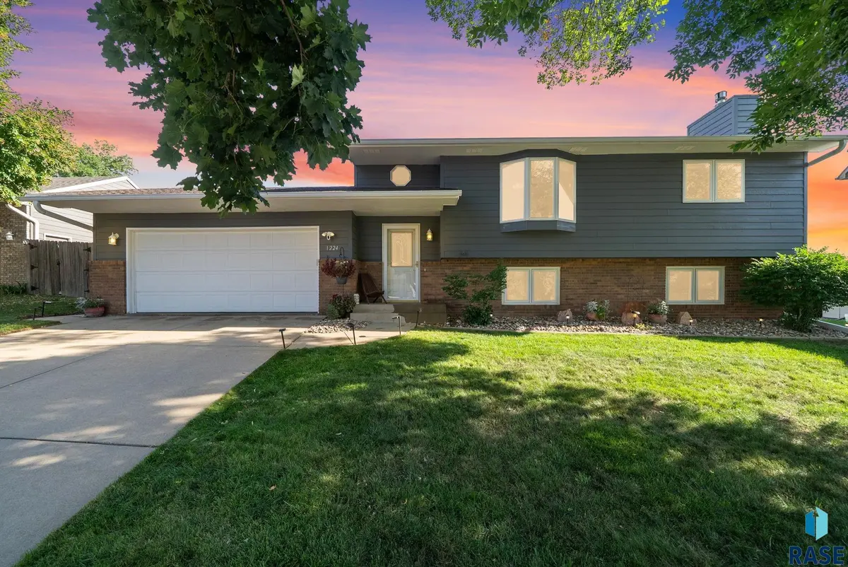 1224 S Dunham Cir, Sioux Falls, SD 57106 - #1