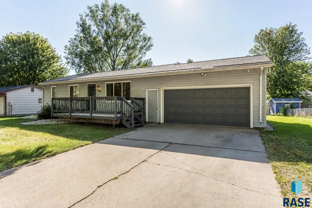 2201 S Grandview Ave, Sioux Falls, SD 57103 - #1