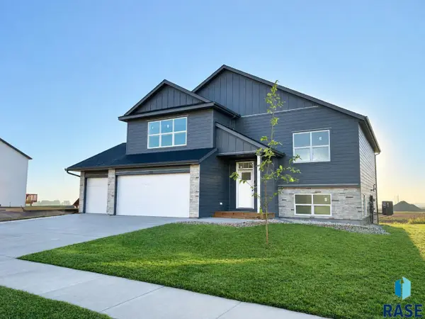 2720 S Copper Creek Ave, Sioux Falls, SD 57110