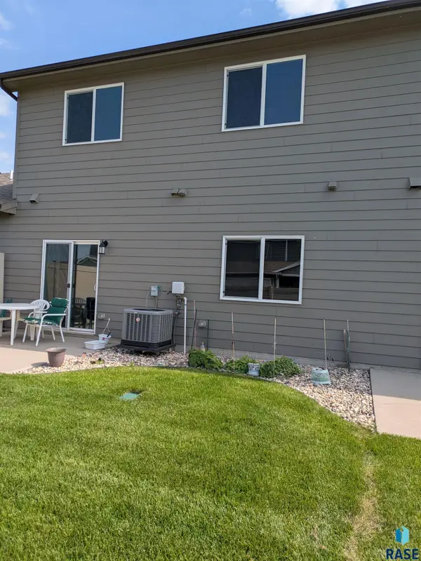 5513 S Seville Pl, Sioux Falls, SD 57108