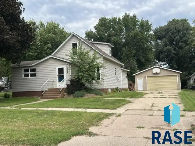 212 E College Ave, Howard, SD 57349 - #1