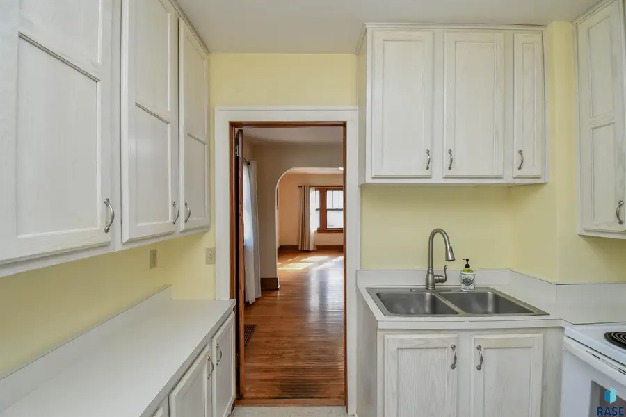 107 S Blauvelt Ave, Sioux Falls, SD 57103 - #2