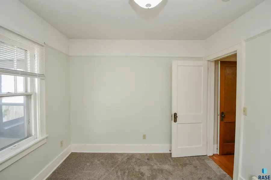 107 S Blauvelt Ave, Sioux Falls, SD 57103 - #3