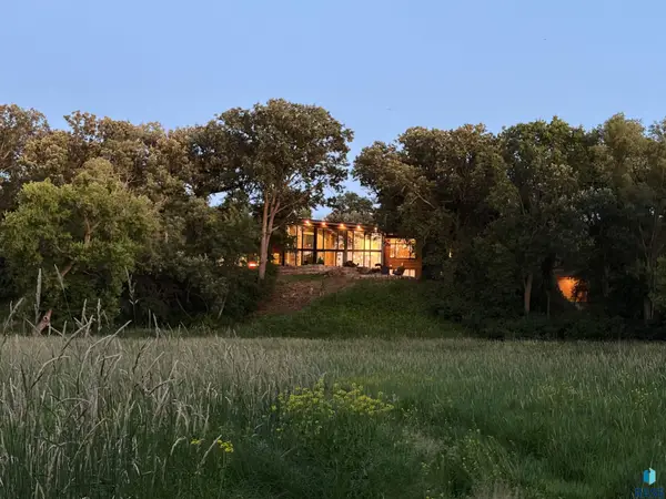 300 E Twin Oaks Dr, Sioux Falls, SD 57105